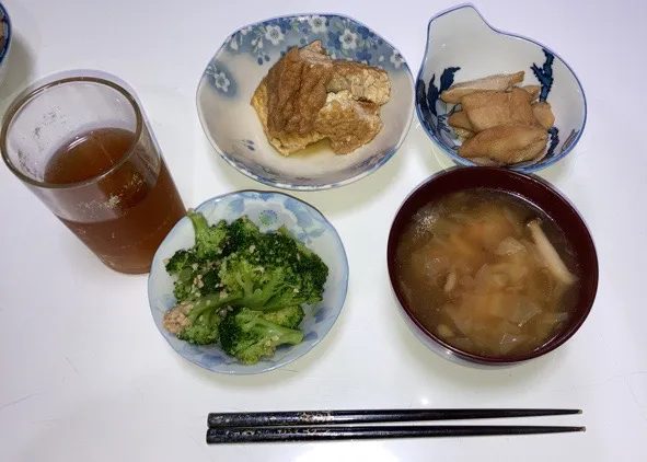 Snapdishの料理写真:晩御飯(^^)☆ブロッコリーのアーモンド和え☆アブラカレイの煮付け☆厚揚げの炊いたん☆野菜とエビ団子の中華スープ|Saharaさん