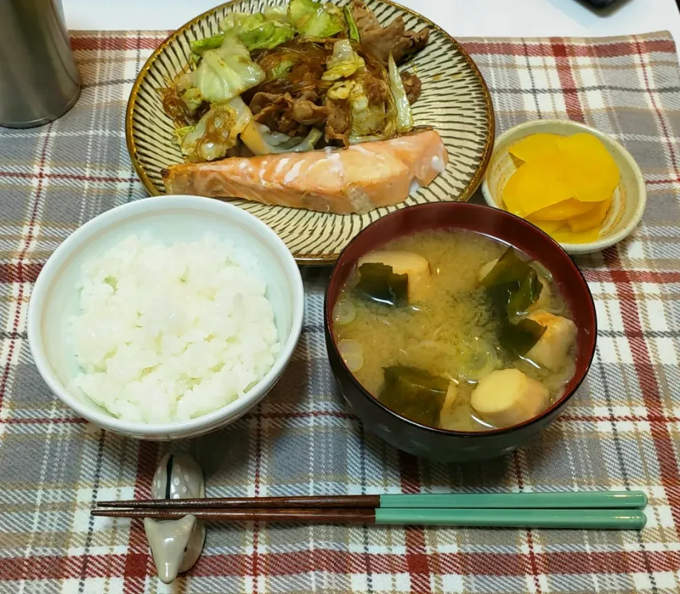 Snapdishの料理写真:ひとり暮らしの夜ご飯
焼き鮭定食|keeijnsさん