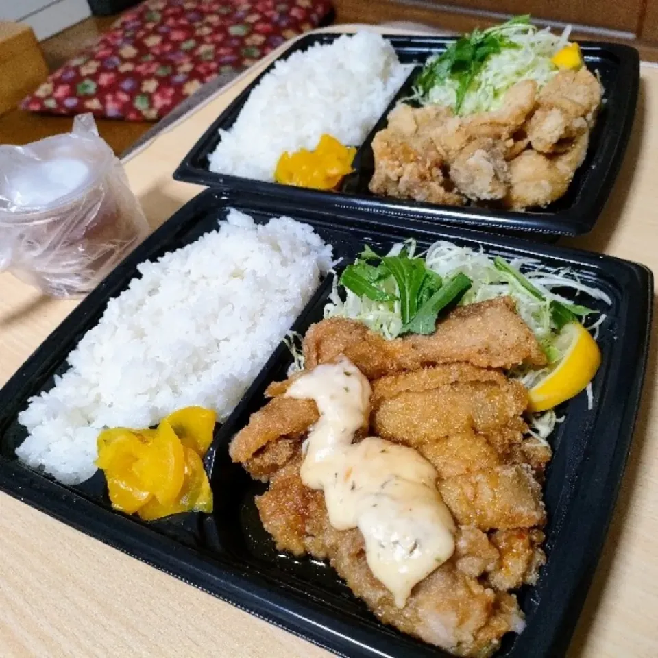 Snapdishの料理写真:ジョイフルのテイクアウト。チキン南蛮弁当と塩からあげ弁当。

父は骨折。息子はオスグッド。
今日は二人揃ってリハビリ。
で、遅くなったので晩ごはんは弁当。

たたりでもあるんだろうか？

勘弁してもらえんかな？
うちは父子家庭やど。

#父子家庭の晩ごはん|ariyo4200さん