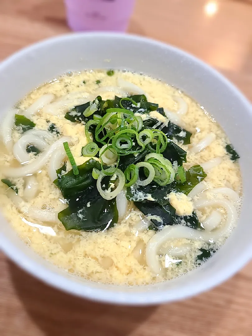 Snapdishの料理写真:高1長男の初めてのうどん🍜
うどんスープでかき玉ワカメうどん😋|みぽりん♪さん