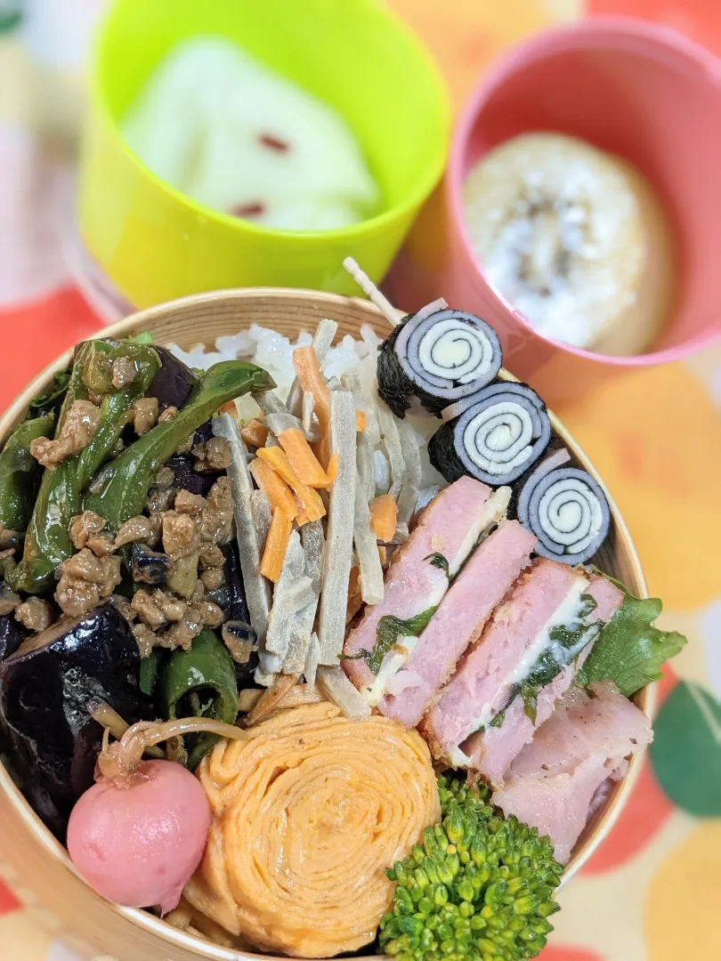 Snapdishの料理写真:本日のお弁当〜。大豆のお肉の麻婆茄子とハムカツ、千枚漬け弁当〜|f.1125beさん