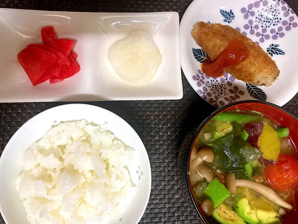 今日少しご飯少なめです。さつまいもと、アボカド、しめじ、わかめ、プチトマトインゲンの味噌汁、ナスの豚肉巻きフライ。|ナタママさん