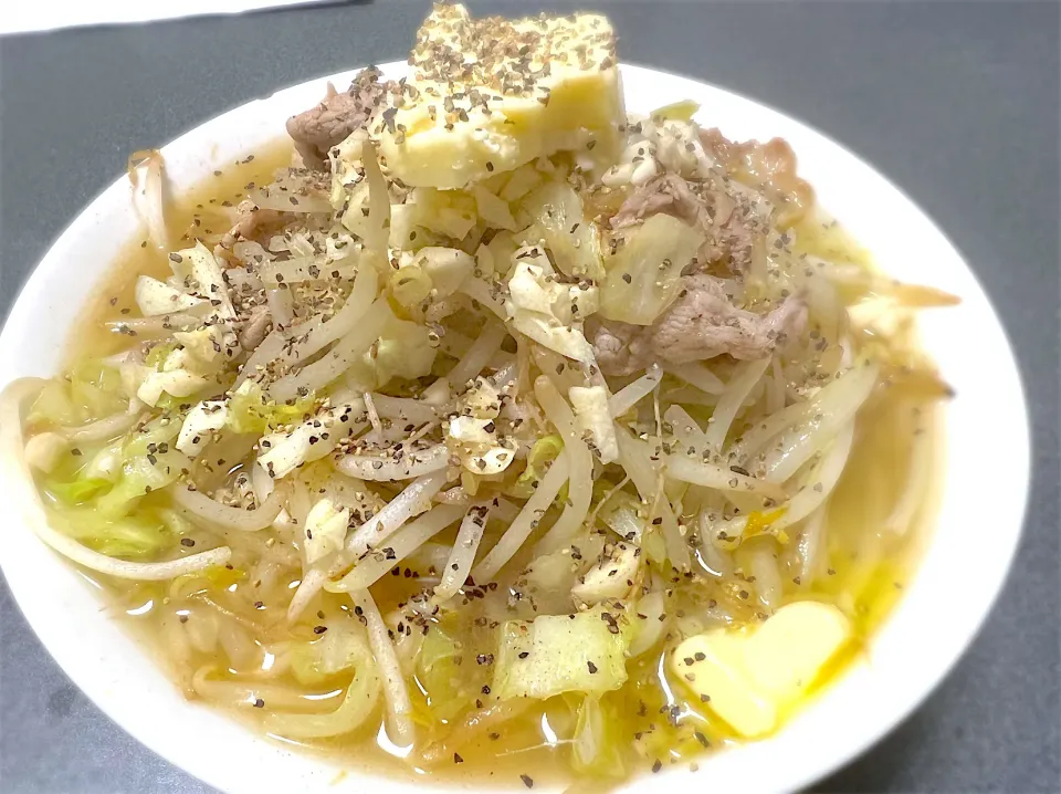 サッポロ一番塩ラーメン二郎バターアレンジ|みなとさん