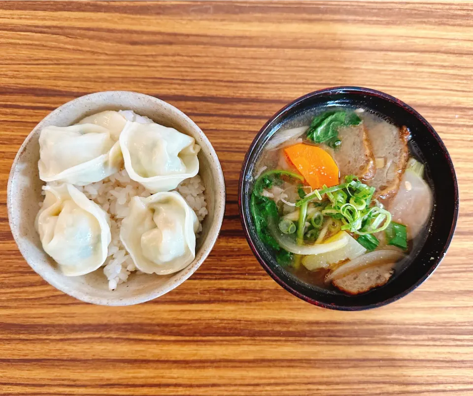 ニラ餃子ご飯&ハヤトウリとさつま揚げと青長大根をメインにした豚汁|Kawahara Ryutaさん