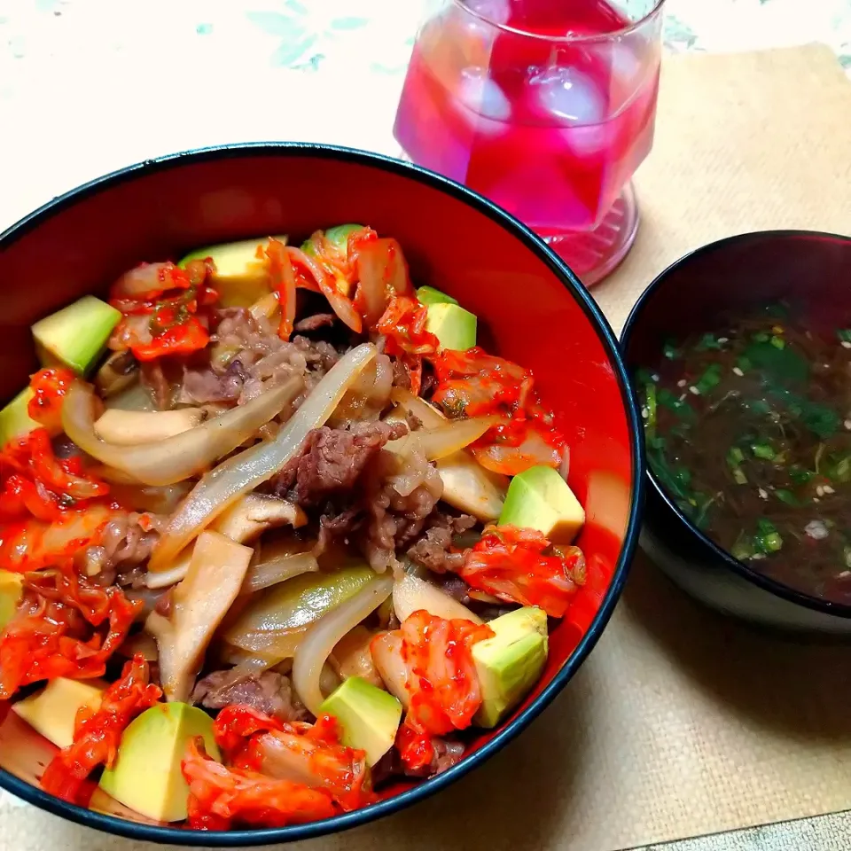 牛肉とエリンギ炒めアボカドキムチ乗せ丼|うたかた。さん