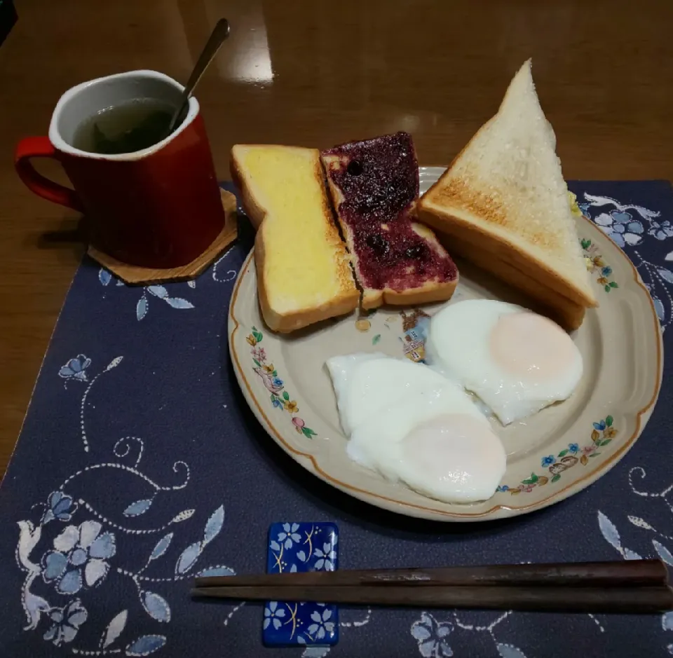 サンドイッチと蒸し目玉焼き(昼飯)|enarinさん