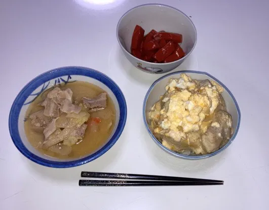 晩御飯(^^)☆親子丼☆さつま芋入り豚汁☆赤こんにゃく|Saharaさん