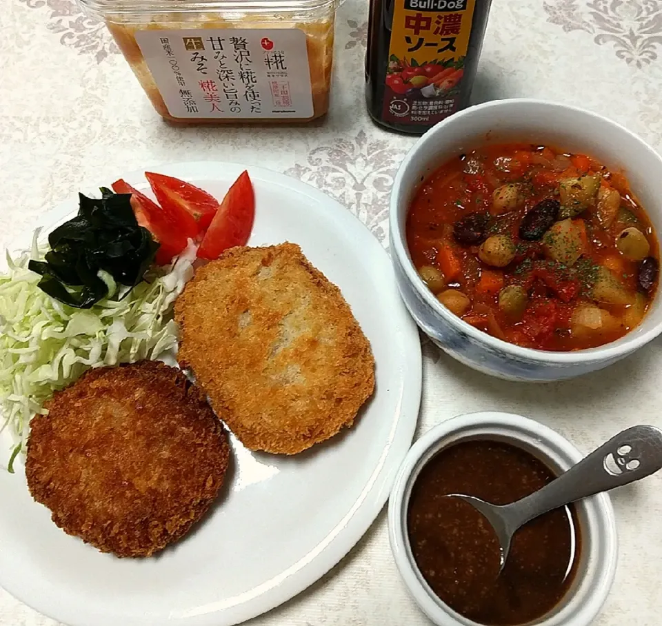 ☆今日の晩ごはん☆ コロッケ  ミンチカツ    万能味ソースで頂きます😋|hamamaさん