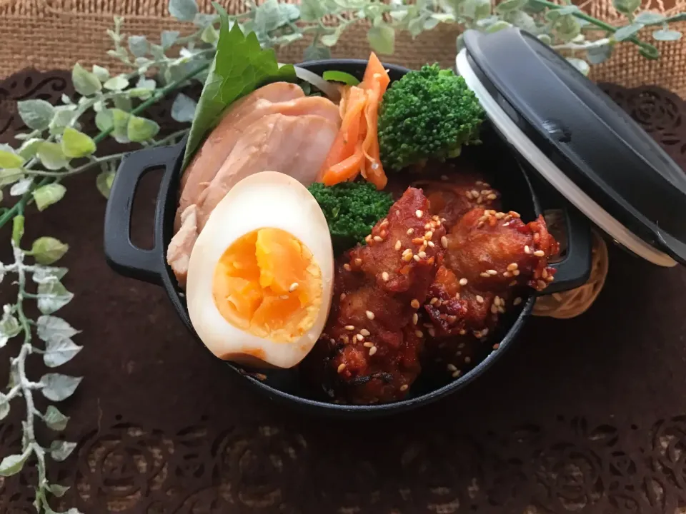 冷凍唐揚げでヤンニョムチキン&鶏胸肉のチャーシューの誤差あり弁当|まなまな♡さん