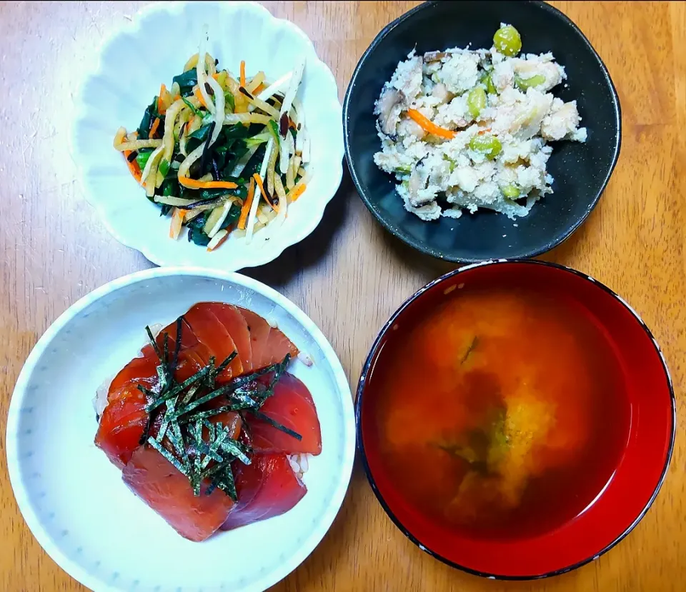 2022 1127　鮪の漬け丼　大根とほうれん草のサラダ　卯の花　なめことわかめのお味噌汁|いもこ。さん