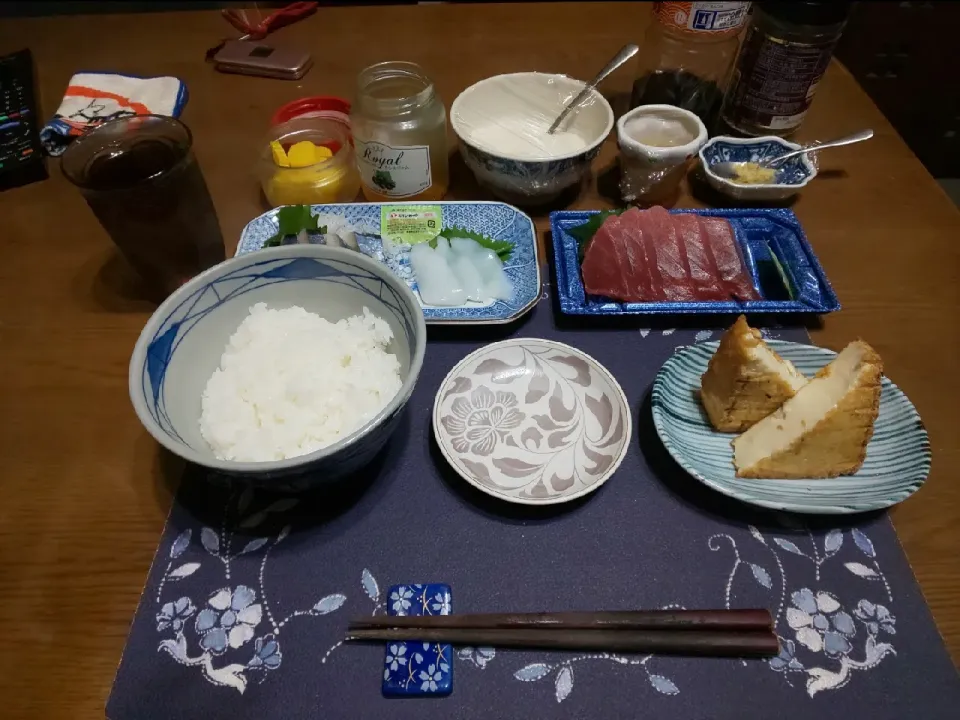 Snapdishの料理写真:めばちまぐろとそでいかとしめさばのお造り、とろろ飯(夕飯)|enarinさん