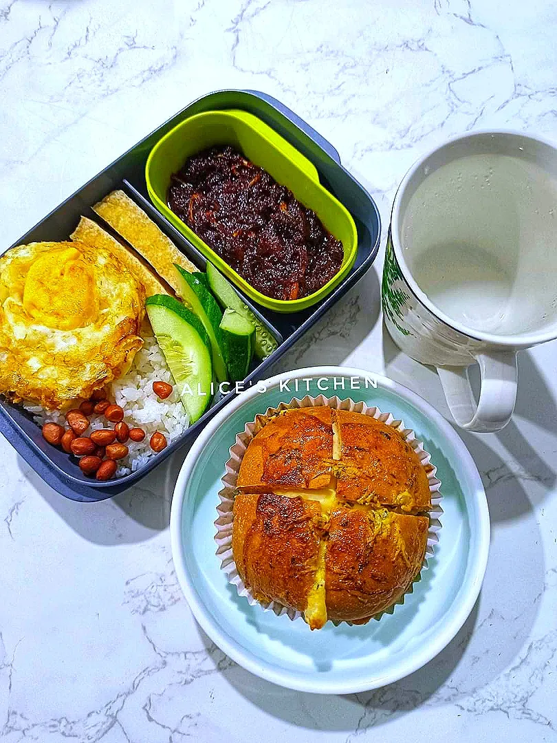 Nasi Lemak - Bento Alex ke sekolah hari ini.
Breakfast - Garlic cheese bun|Alice's kitchenさん