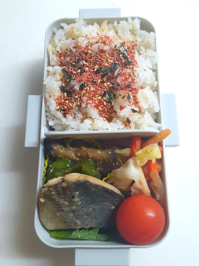 ☆中学生弁当☆玄米入り振りかけごはん、野菜炒め、茄子ピーマン味噌焼き、鯵、ミニトマト|ｼｮｺﾗさん