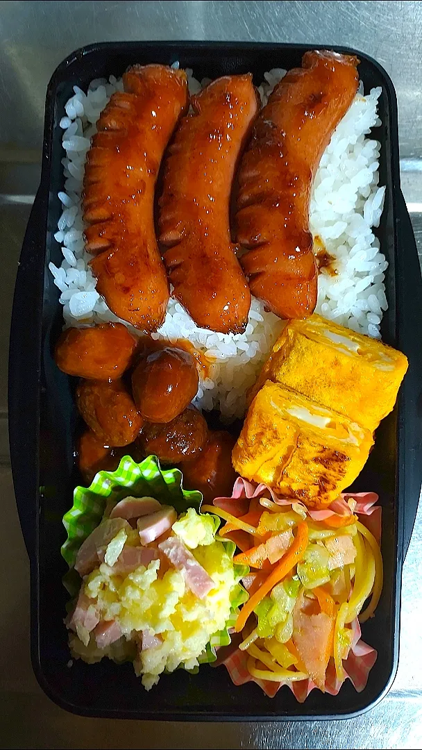 旦那弁当　2022/12/2

ウインナー
ミートボール
玉子焼き
ポテトサラダ
キャベツのペペロンチーノ|ユキヨメ♪さん