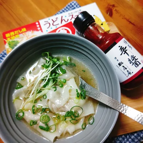 「うどんスープ」を使ってみたSnapdishの料理・レシピ写真:麻子さんの料理 ワンタンふたたび💦
ヒガシマルの「うどんスープ」にラー油を少し🙆😋🎵手早く温か～い💓🙌