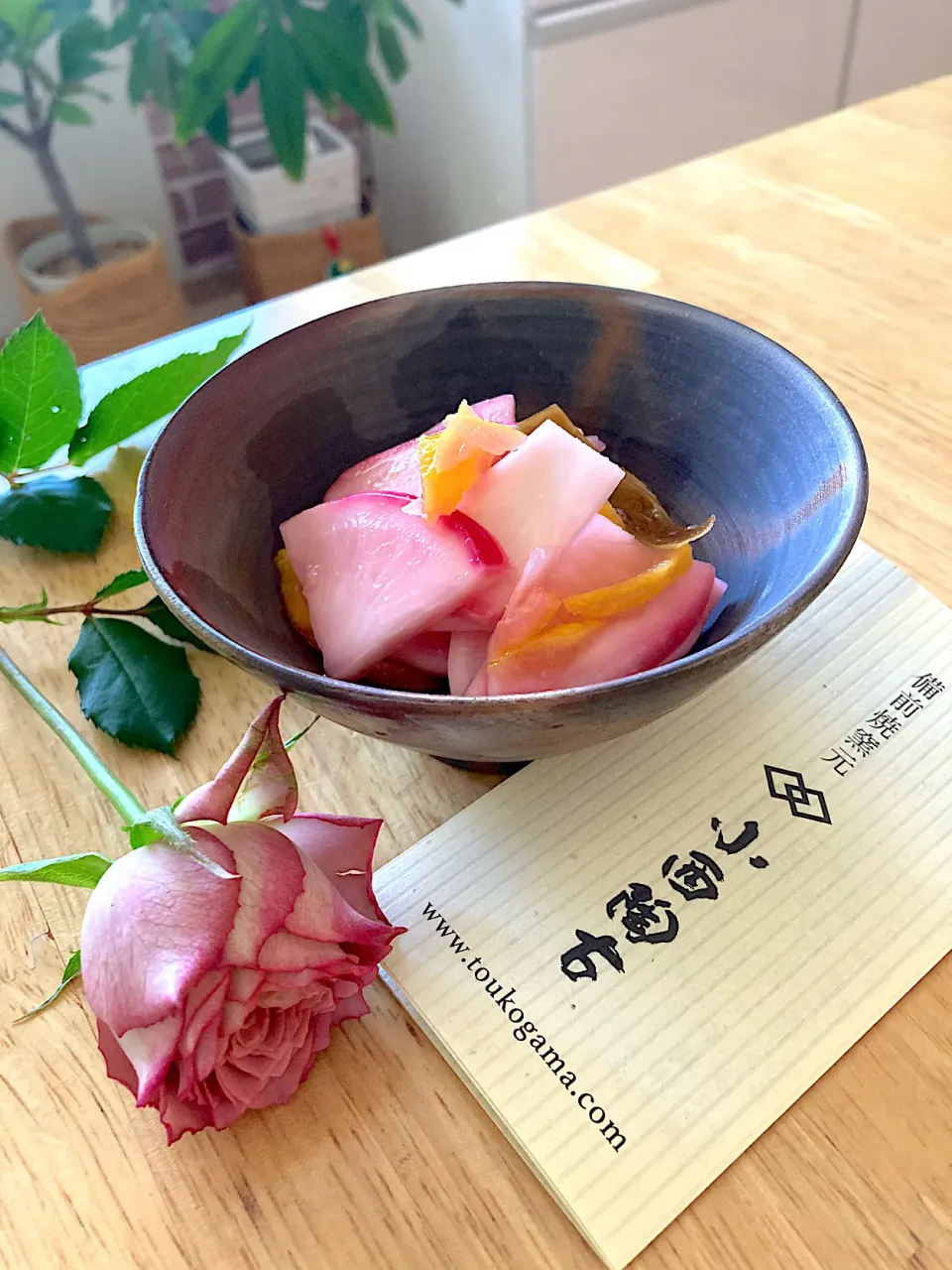 お土産に戴いた備前焼のお茶碗に盛り付け✨赤カブの柚子甘酢漬け|さくたえさん