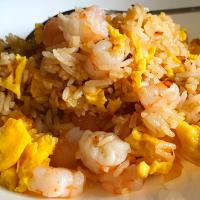 Prawn fried rice ~ overnight rice 
sauté half onions, minced garlic, diced prawns, 1 egg. Salt + pepper to season. Simple cook 🤗😋