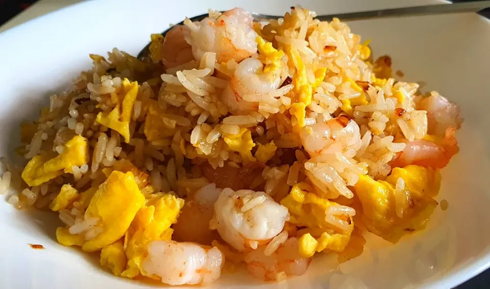 Prawn fried rice ~ overnight rice 
sauté half onions, minced garlic, diced prawns, 1 egg. Salt + pepper to season. Simple cook 🤗😋|🌷lynnlicious🌷さん