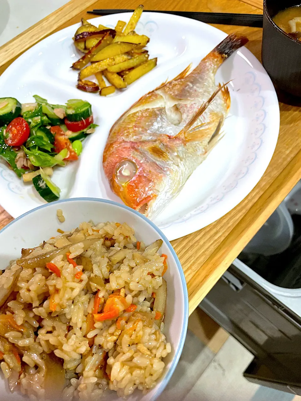 舞茸と鶏ひき肉の炊き込みご飯、れんこ鯛の塩焼き、さつまいものきんぴら、きゅうりとセロリとトマトのサラダ|caoさん