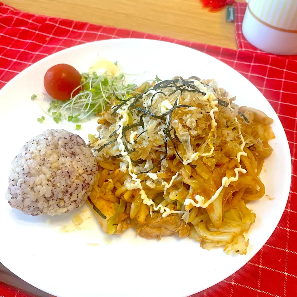 Snapdishの料理写真:富士山焼きそばとシソおにぎりのランチ|leimomiさん