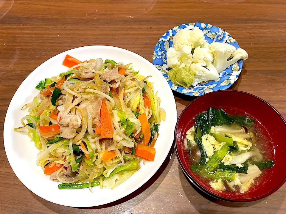 疲れた時の　塩焼きそば　小松菜と卵の中華スープ　カリフラワーバジルマヨソースで|おさむん17さん