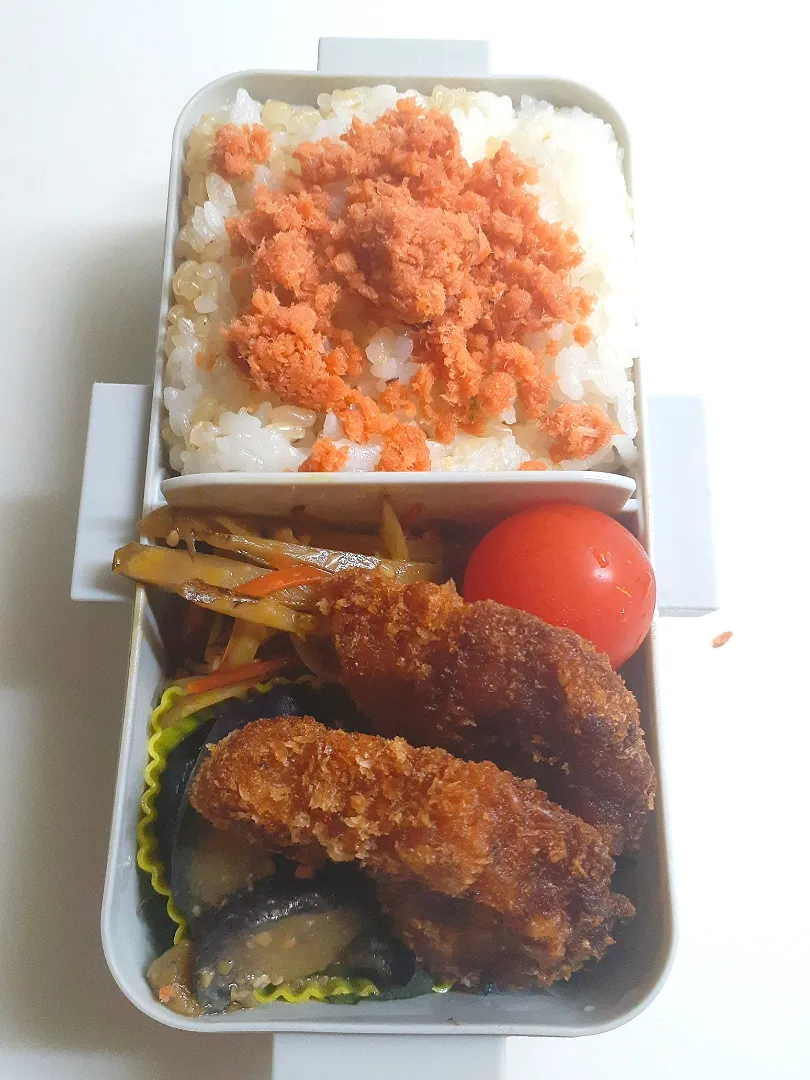 ☆中学生弁当☆部活試合で。玄米入り鮭ごはん、金平牛蒡、茄子ピーマン味噌焼き、カツ、ミニトマト|ｼｮｺﾗさん