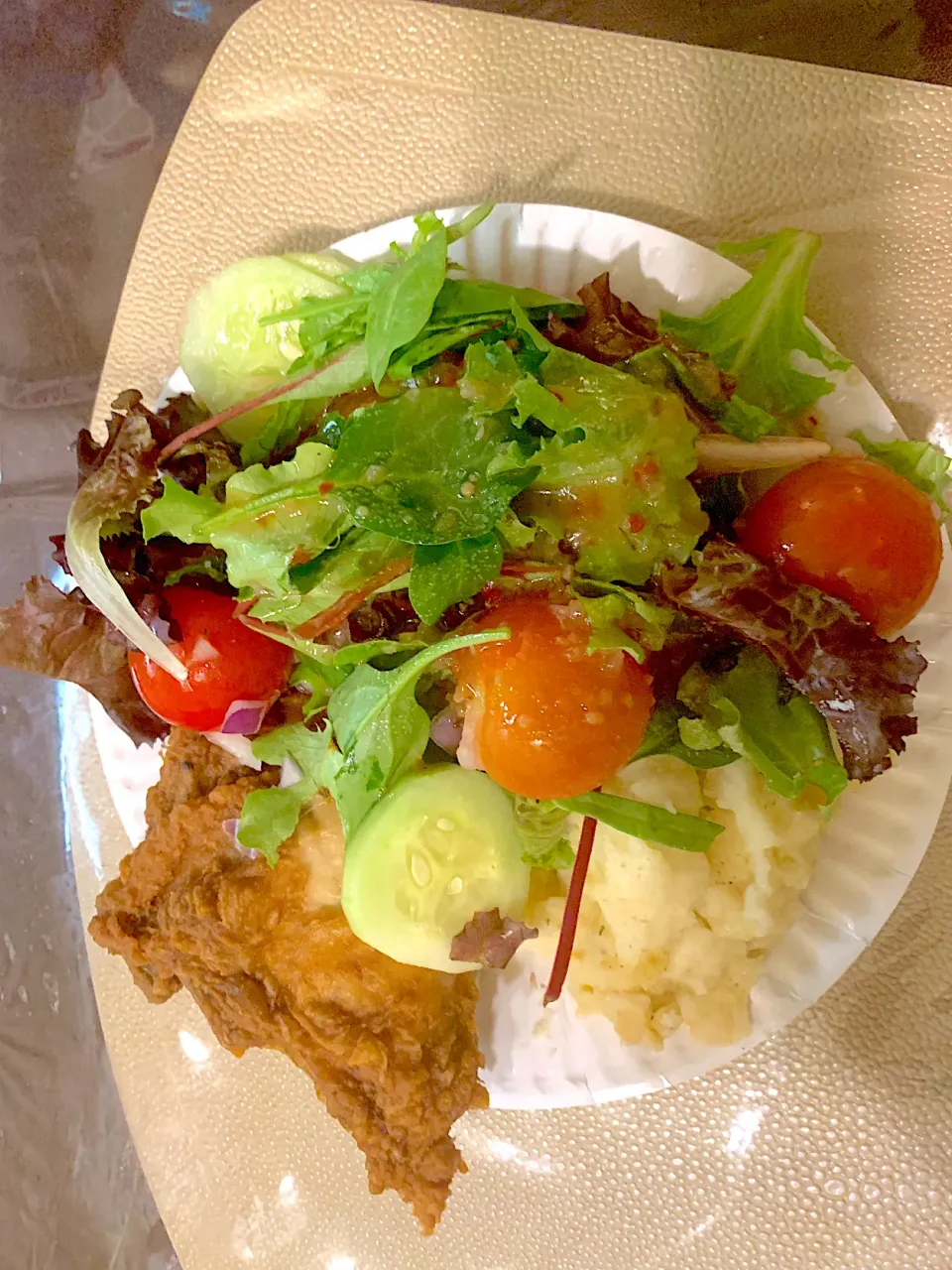 Fried chicken with butter garlic mashed potatoes and salad|Kareem Boogieさん