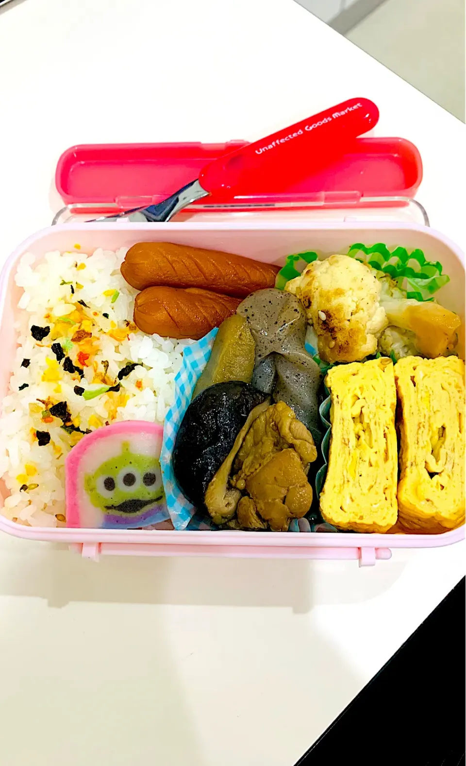 お弁当🍱昨日の煮物と甘い卵焼き、カリフラワーの炒め物とウィンナー。|ちはるさん