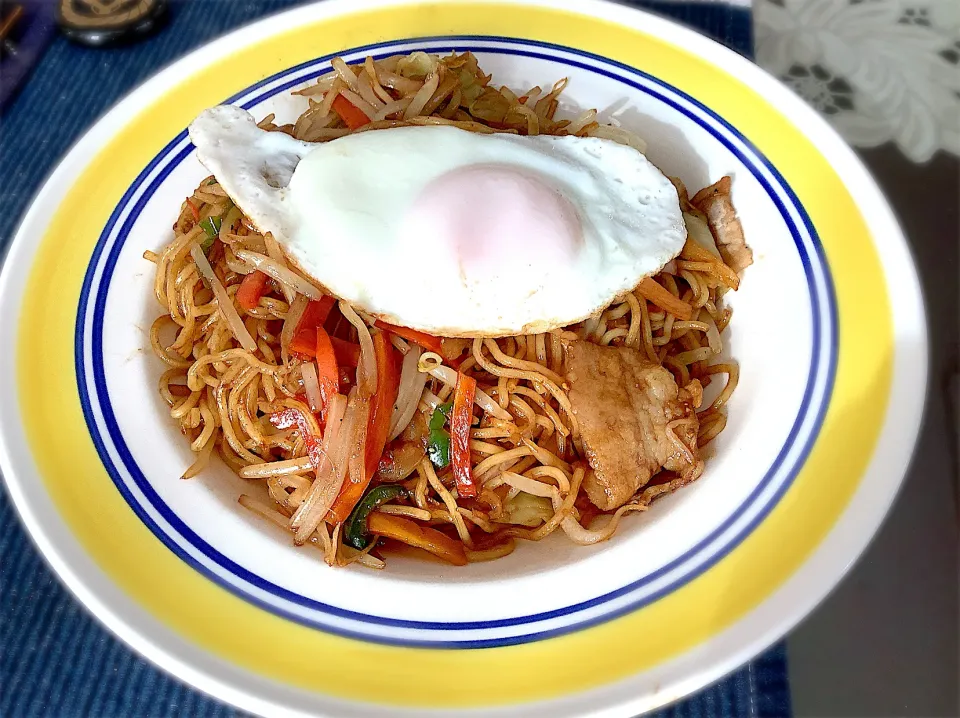 今日のお昼は『焼きそば目玉焼きトッピング😋』|アライさんさん