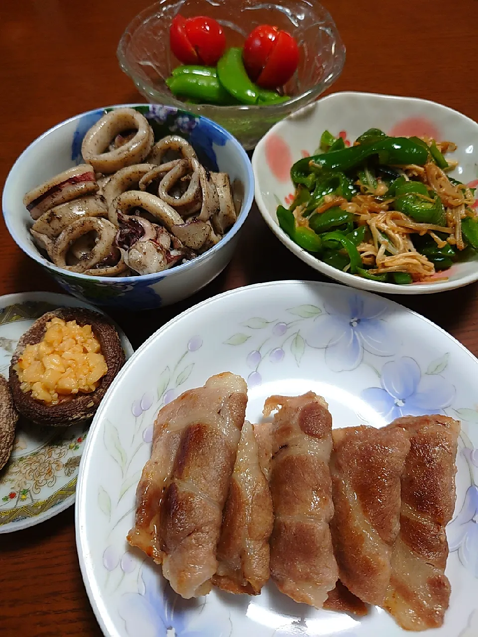 豚肉の包み焼き
ヤリイカのバター焼き
ピーマンとエノキの炒めもの
椎茸にんにく焼き
スナップエンドウサラダ|ぱやさん