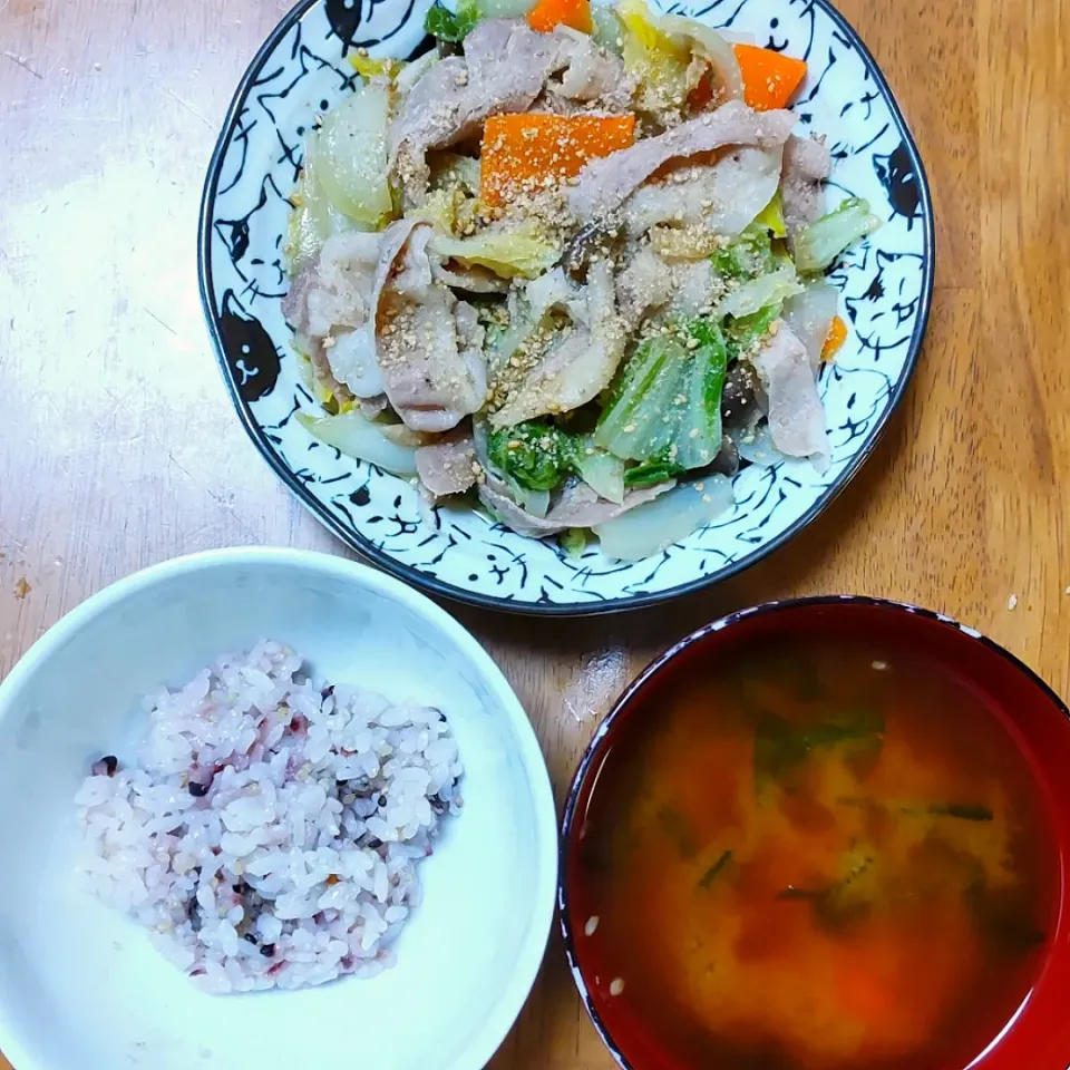 2022 1128　豚肉と白菜のうま煮　豆腐とわかめのお味噌汁|いもこ。さん