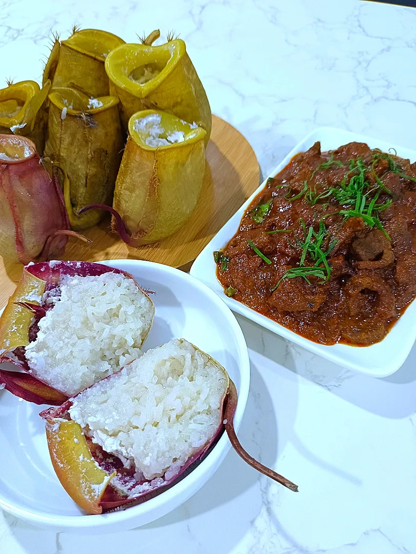 Snapdishの料理写真:Our dinner..Glutinous rice cooked in pitcher plant..served with beef rendang.|Alice's kitchenさん