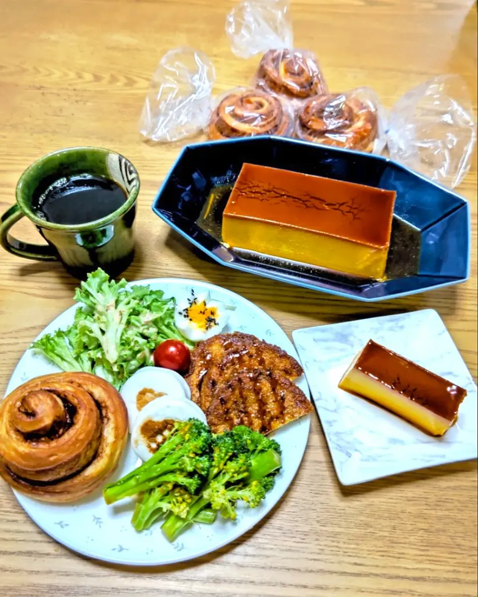 Snapdishの料理写真:『朝ごはん　頂き物のシナモンロールとかぼちゃプリン』|seri-chanさん