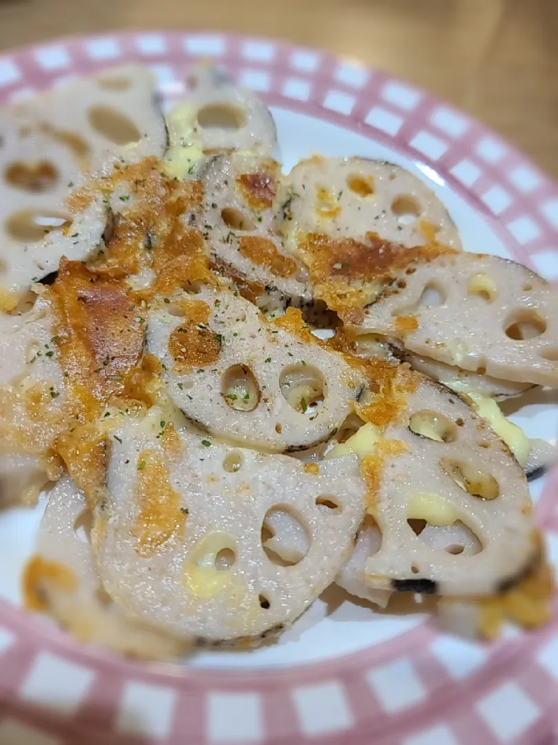 子供たちが大好き♥
れんこんとチーズのパリパリ焼き😋|みぽりん♪さん