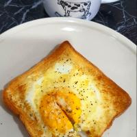 Good morning breakfast  😋 🤗
Crunchy egg toast + mozarella 🧀 + nespresso coffee 'ombre' lattë - airfry overcook yolk😅