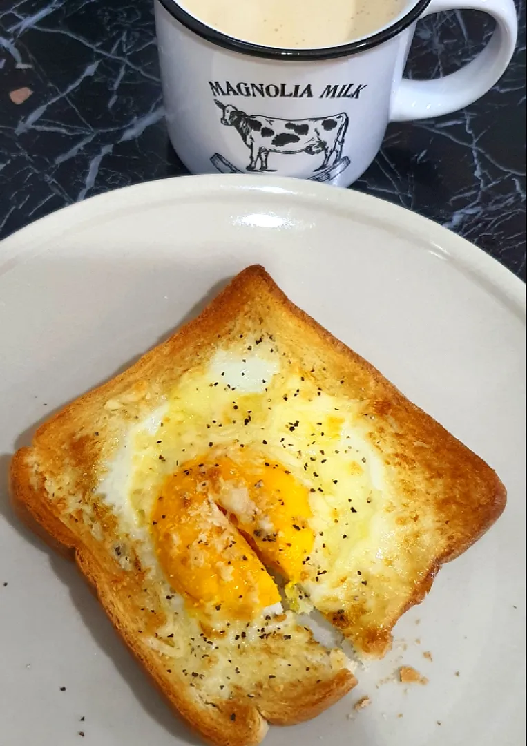 Good morning breakfast  😋 🤗
Crunchy egg toast + mozarella 🧀 + nespresso coffee 'ombre' lattë - airfry overcook yolk😅|🌷lynnlicious🌷さん