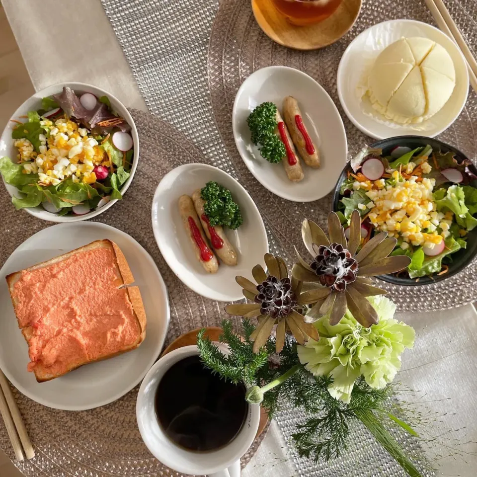 Snapdishの料理写真:12/4❤︎休日モーニング🌱✨

・明太子マヨトースト（嵜本パン）
・ポケモンミルク蒸しパン
・チーズバジルソーセージ
・ミモザサラダ|Makinsさん