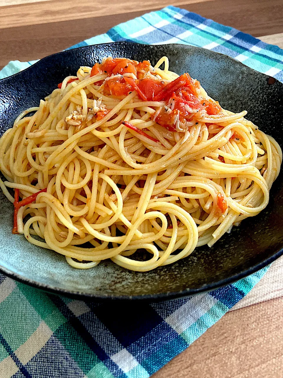 お昼ご飯。トマトとしらすのパスタ。息子作。|renharuruさん