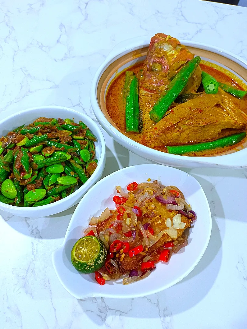 our family lunch menu today
🍲fish head curry + okra|Alice's kitchenさん