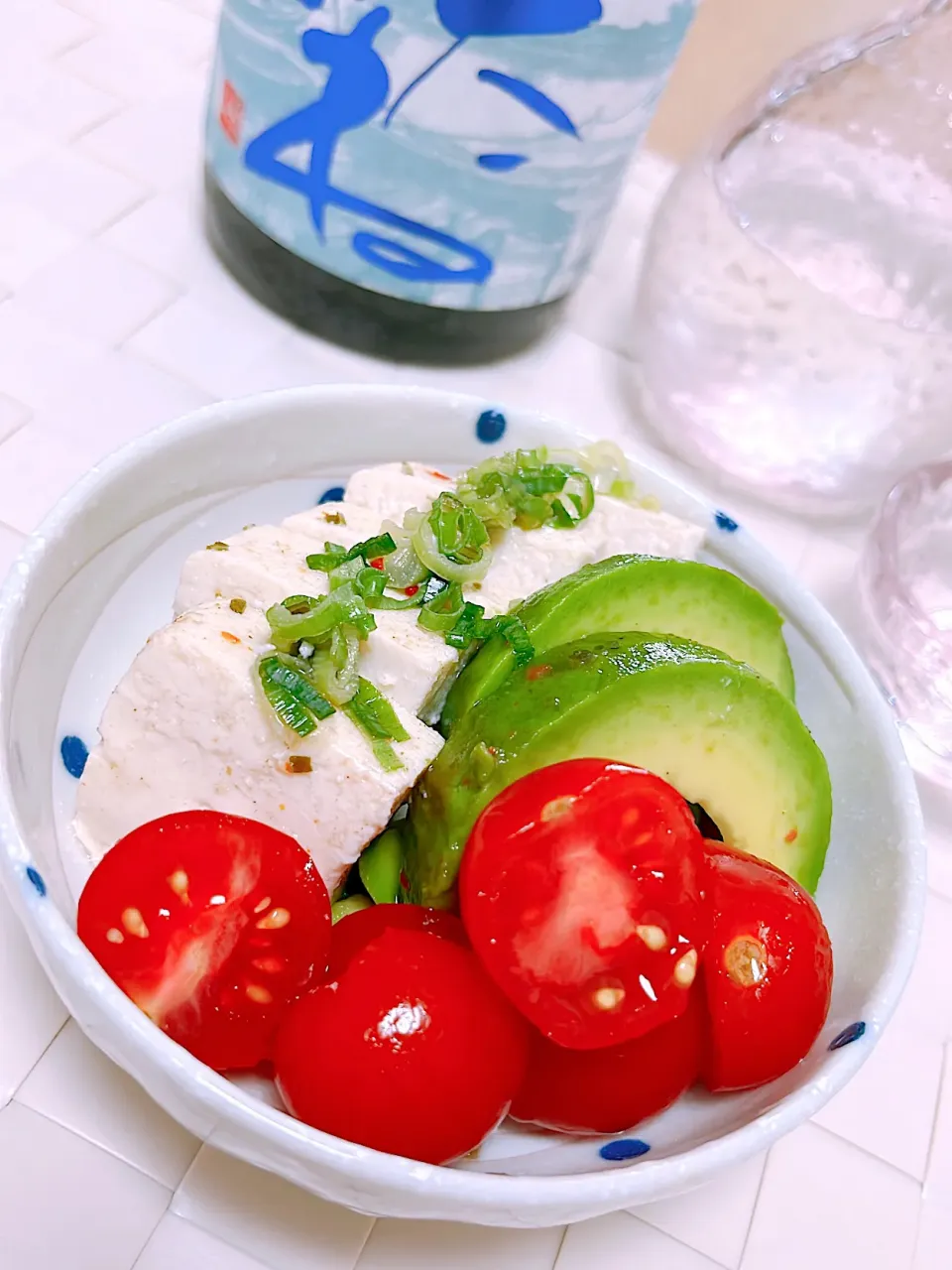 お豆腐とアボカドとミニトマトの浅漬けと日本酒（かたふね）|Sさん