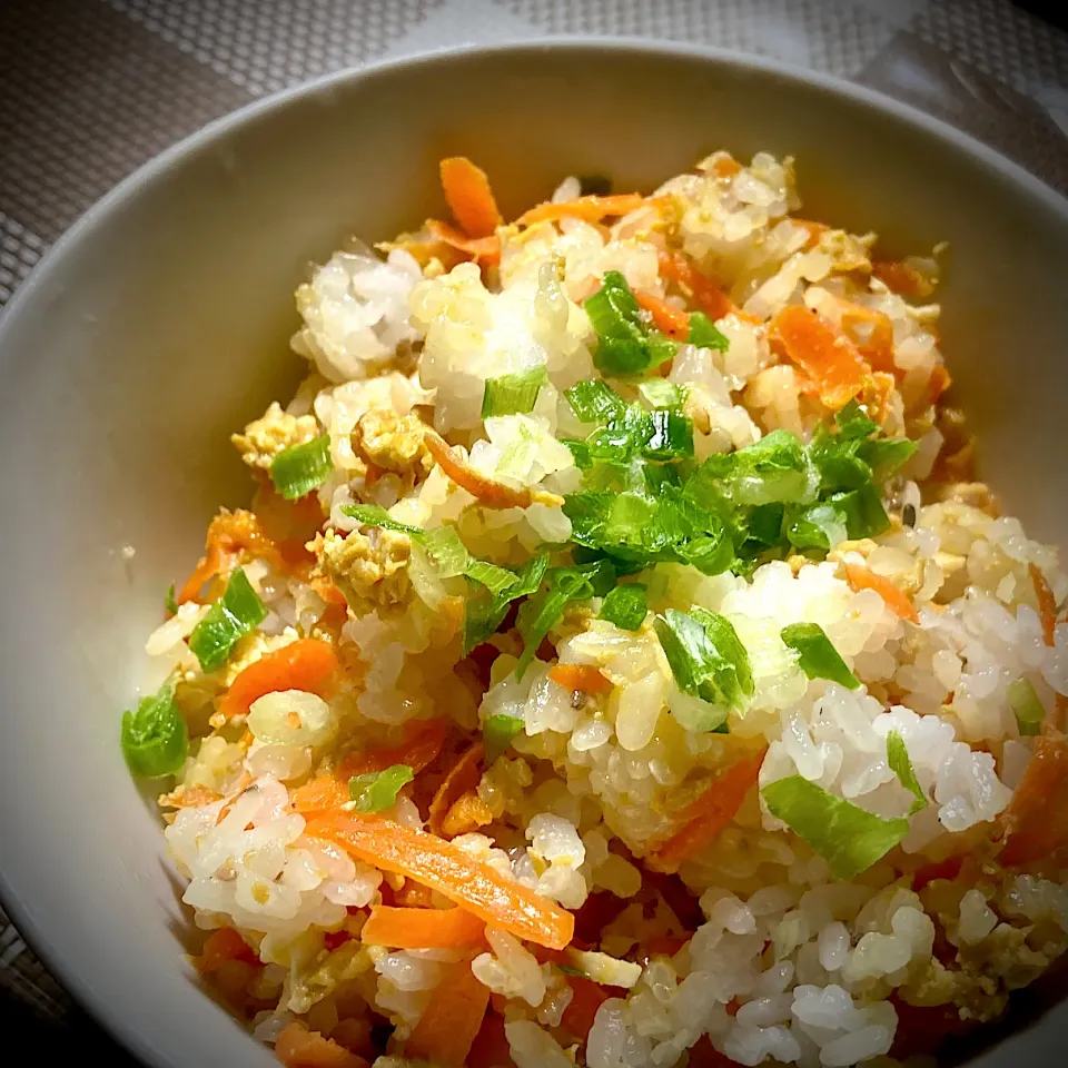 今夜はお肌の老化防止に、βカロチン豊富なにんじんしりしりご飯を頂きました🥕😃🎵|ギムレットさん