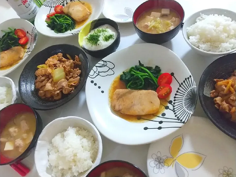 夕食(*^^*)
カジキとほうれん草のバターソテー
豚キムチ
とろろ
野菜たっぷり肉団子のお味噌汁|プリン☆さん