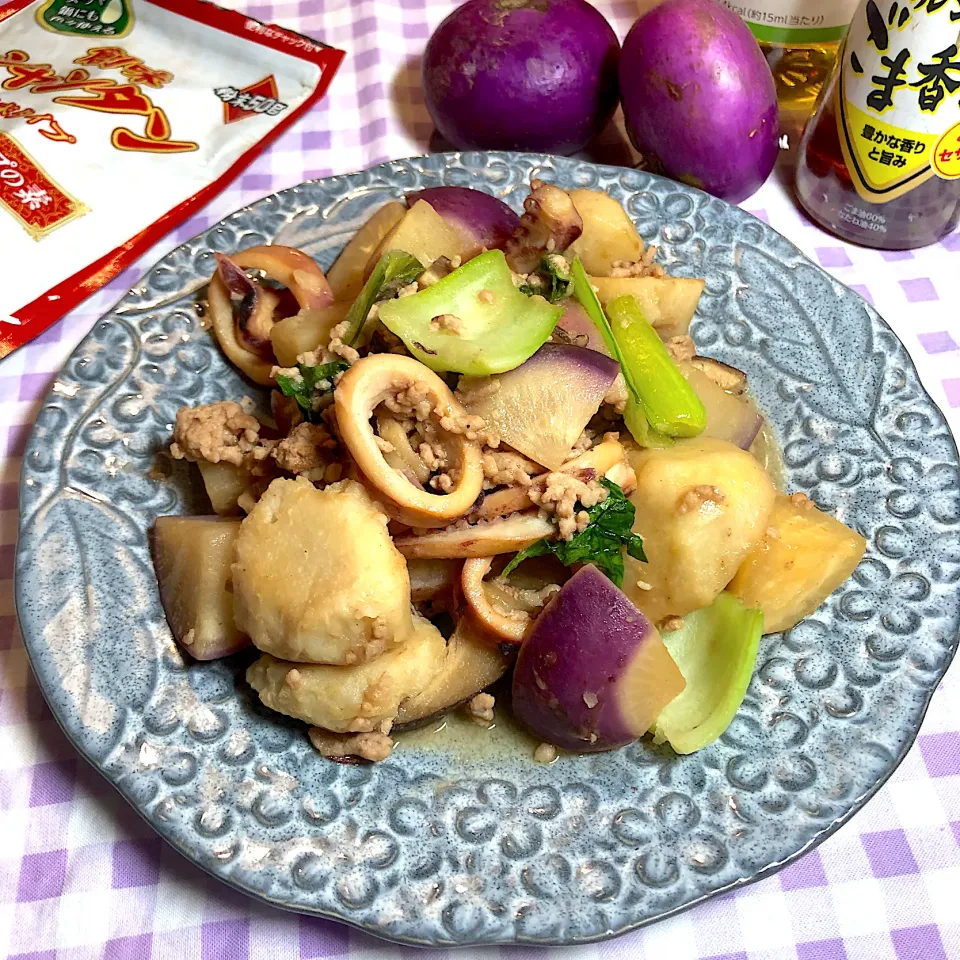 Snapdishの料理写真:里芋とイカの中華煮付け✨新潟の伝統野菜山焼きの赤かぶ入りです|さらっと🍀さん