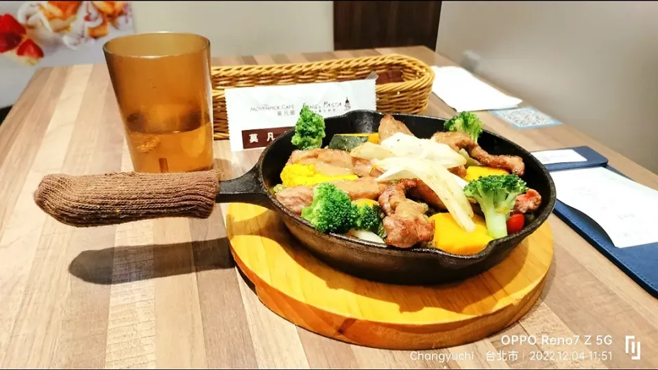 莫凡彼餐廳站前店在台灣台北K區地下街裡其中的餐廳哦！以QC 點餐和下載安裝此餐廳的網頁，可以累積點數兌換小餐點和飲料喔！|Chang Yu Chihさん