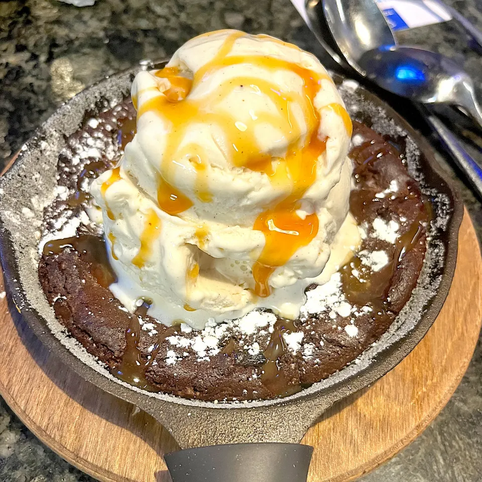 Skillet cookie topped with vanilla ice cream|🌺IAnneさん