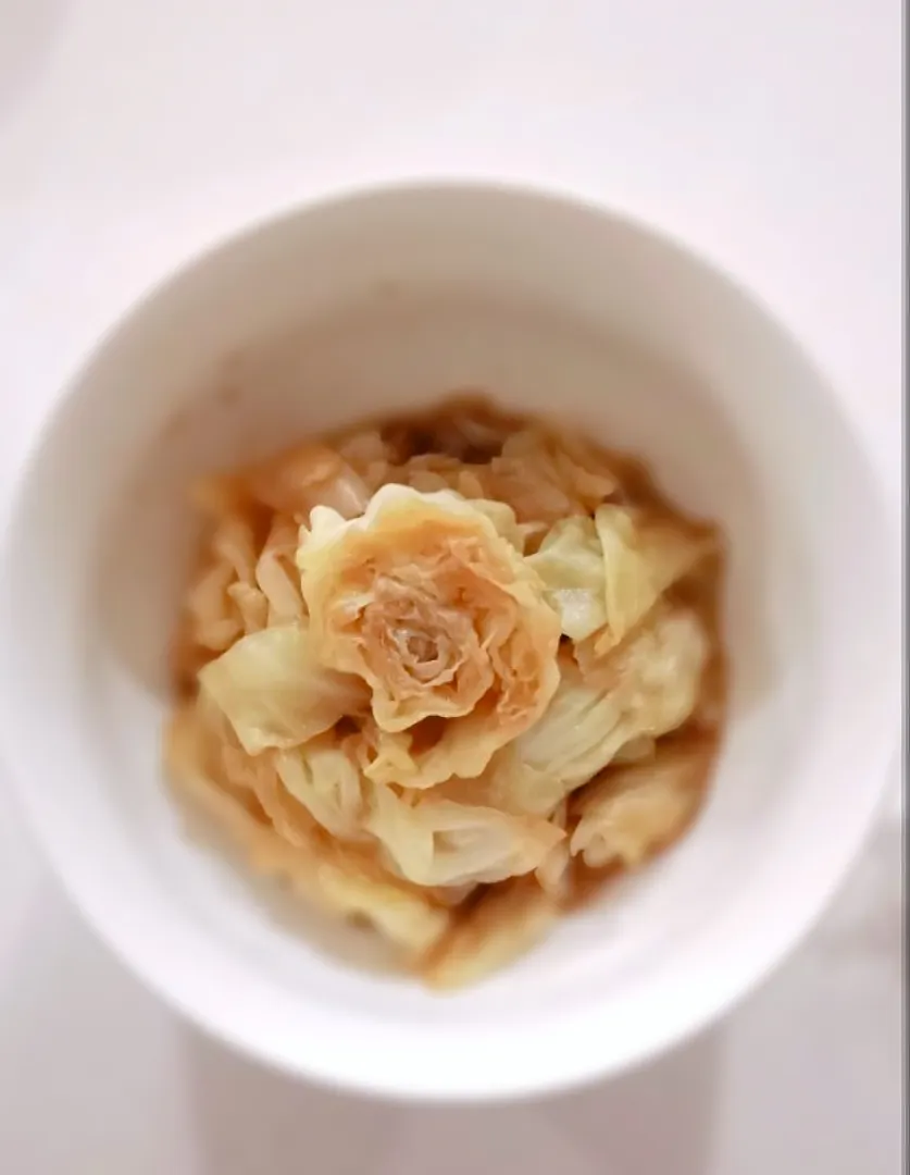 Stir fry cabbage with braised pork belly sauce.

Sauce Ingredients  - Pork belly + Dark soy sauce + Fish sauce + Oyster sauce + Garlic + Ginger +  Sugar|2721_blissさん