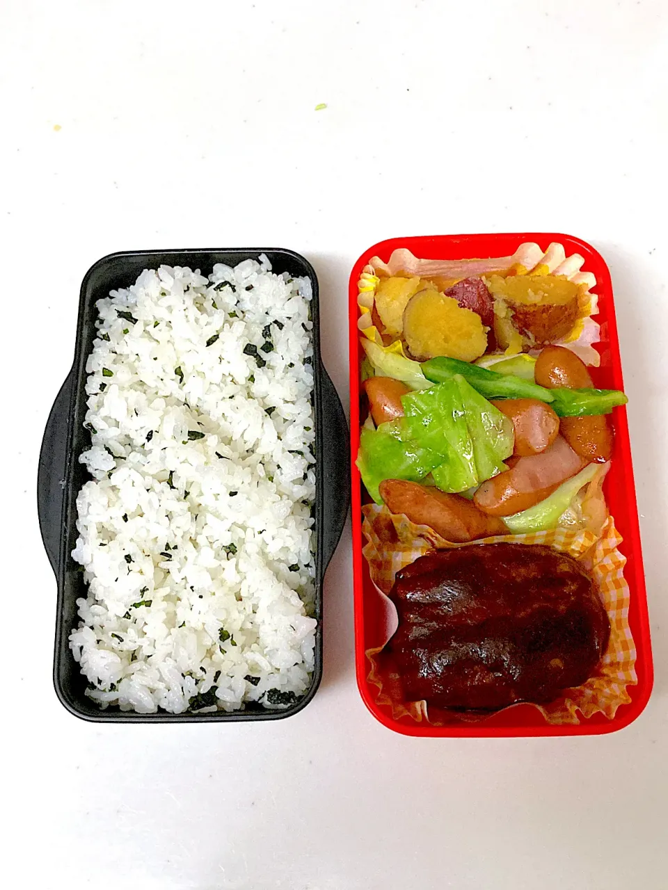 Snapdishの料理写真:高校生になった次男くんへ　ハンバーグと炒め物弁当|晴れ時々弁当さん