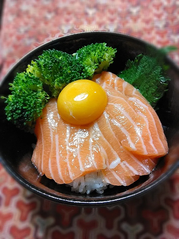 サーモンの白だし漬け丼・りゅうきゅう風|麻子さん