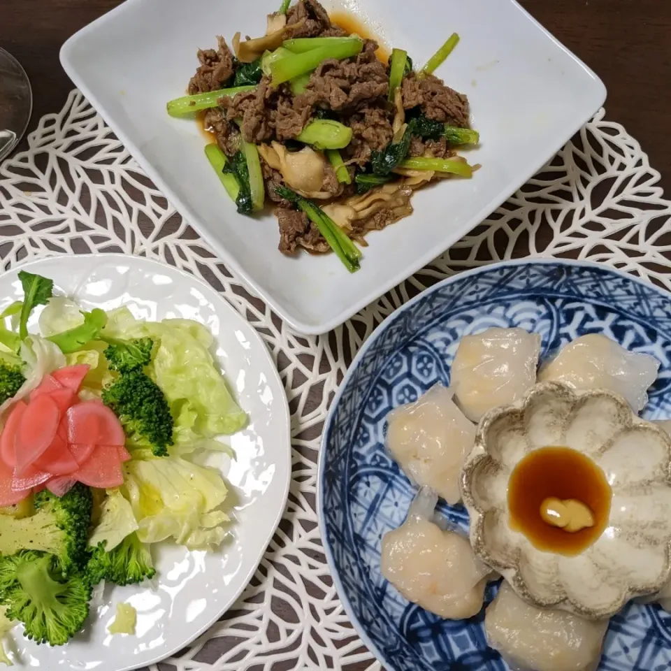 Snapdishの料理写真:牛肉と小松菜と舞茸のオイスター炒め
蒸し一口エビ🦐餃子|ヒカリーさん