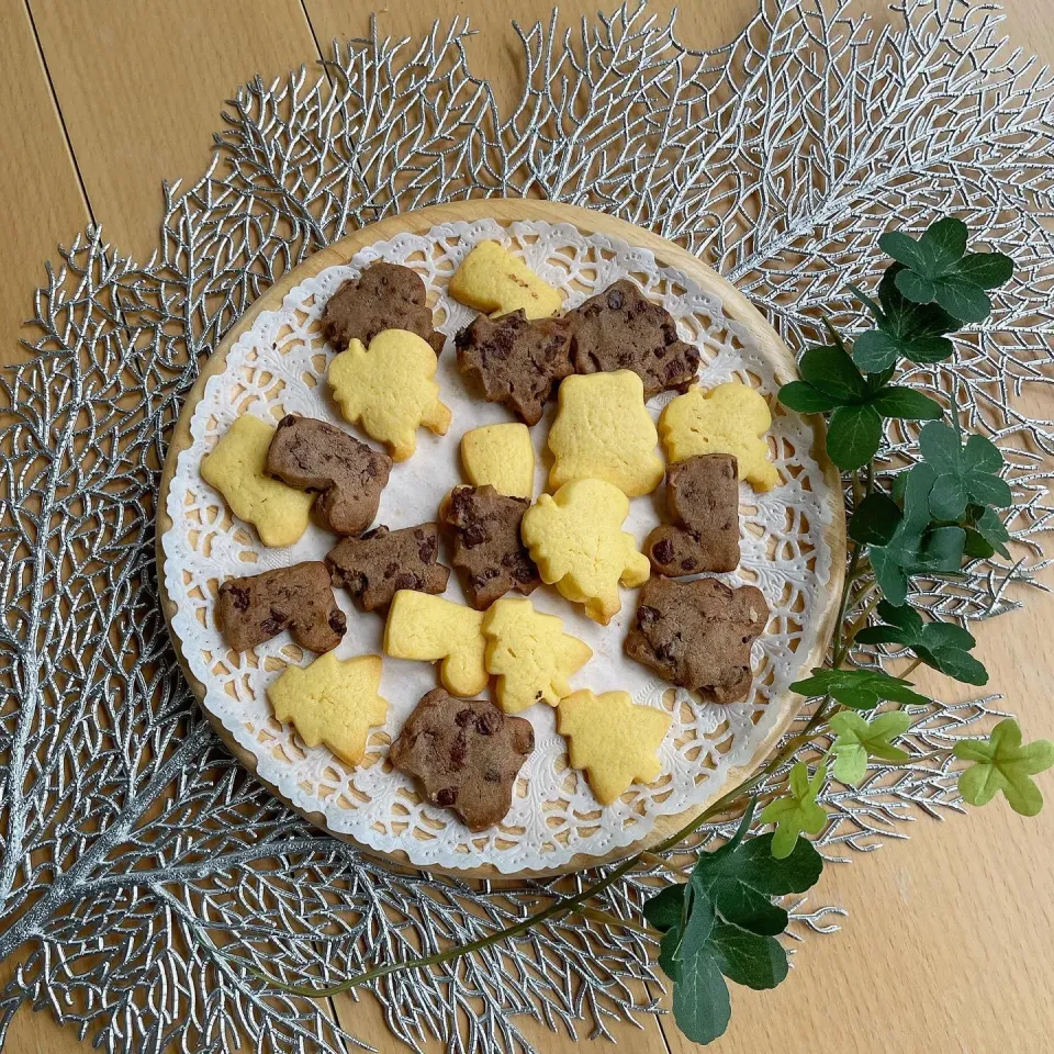 Snapdishの料理写真:12/5❤︎snapdishさんのモニターで頂いた森永ムーンライト&チョコチップ焼くだけ冷凍生地でクッキーを作りました🍪🎄🤶

既に生地が出来ているので型をとって焼くだけ…🥰今日のおやつにします💕|Makinsさん